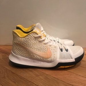 Kyrie Irving 3 N7 WHITE/WHITE-VARSITY MAIZE-BLACK